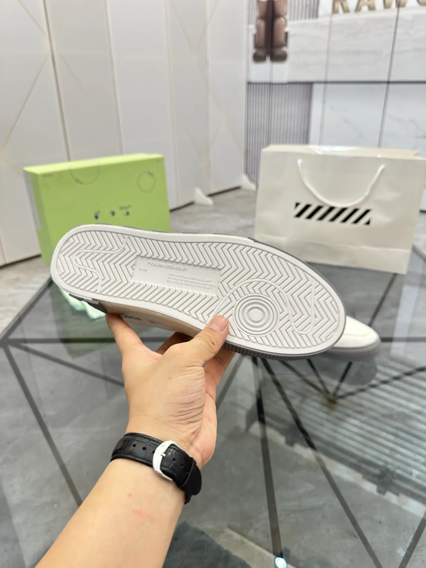 Selling men's shoes 💰: 💰P440¥ Product trademark: OFF WHITE *"OFF WHITE*" low-top casual shoes Regular size: 35-45 (can be customized to 46) Couple style Product materials: Original fabric from the upper counter, breathable lining, original outsole. No.: H203